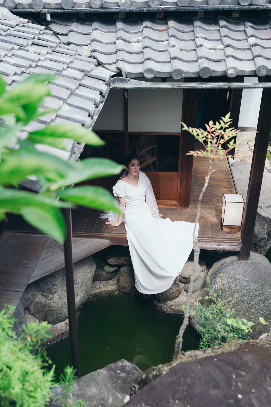 縁側から池を望む茶室と花嫁