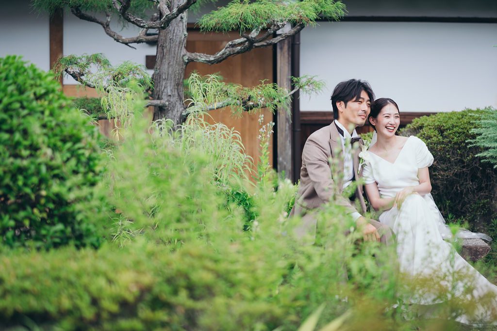 庭で笑い合う新郎新婦